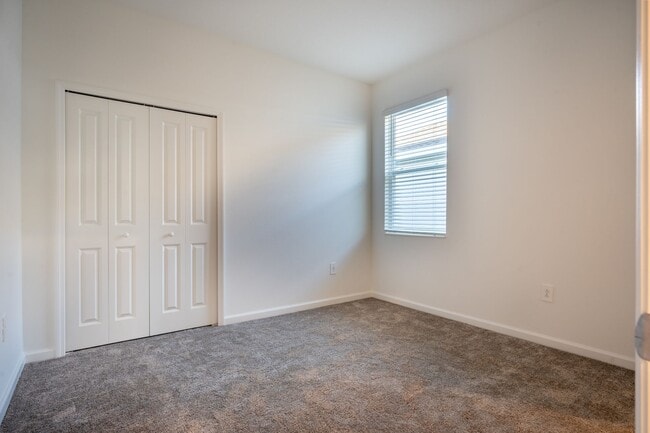 Building Photo - 696 Daring Dr