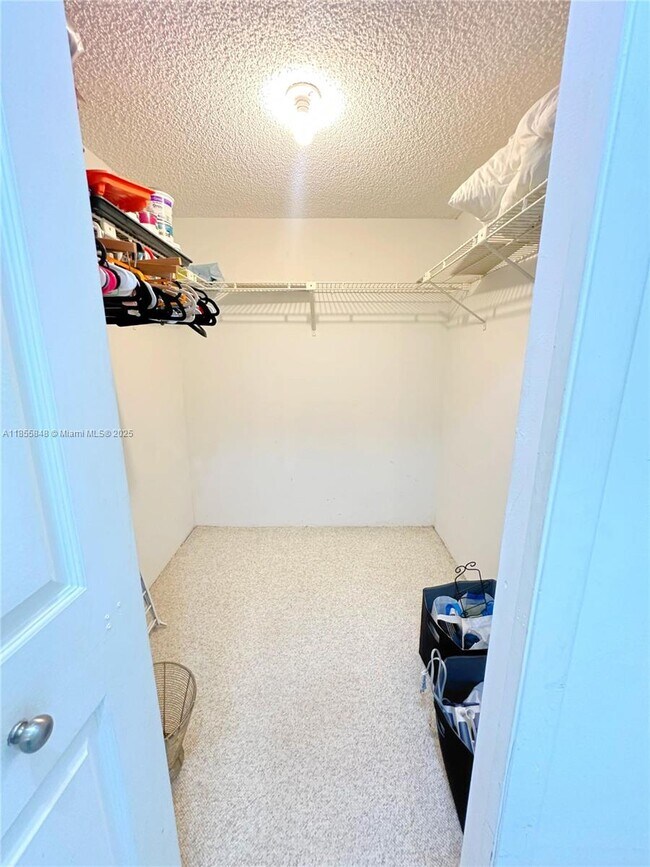 Building Photo - 240 Lakeview Dr