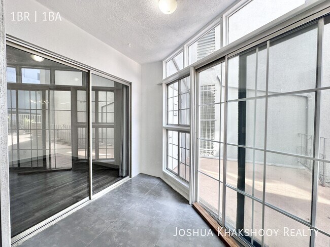 Building Photo - 1603 N Poinsettia Pl