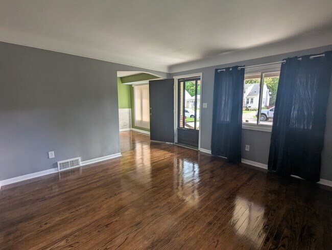 Front Room - 18407 Lennane