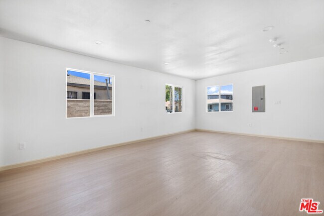 Building Photo - 1120 W 110th St