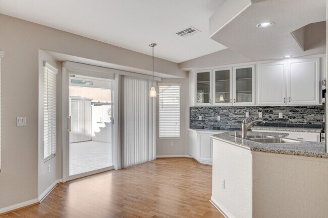 Building Photo - POOL House in Silverado Ranch!