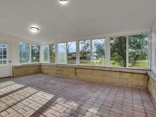Building Photo - Your country retreat awaits!