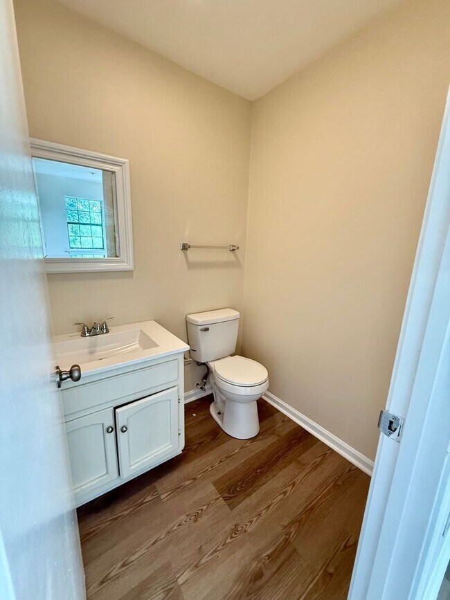 Building Photo - Two bedroom, 1.5 bath apartment home at Ha...