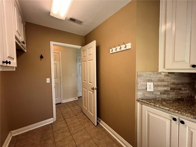Building Photo - 5408 W Redbud St