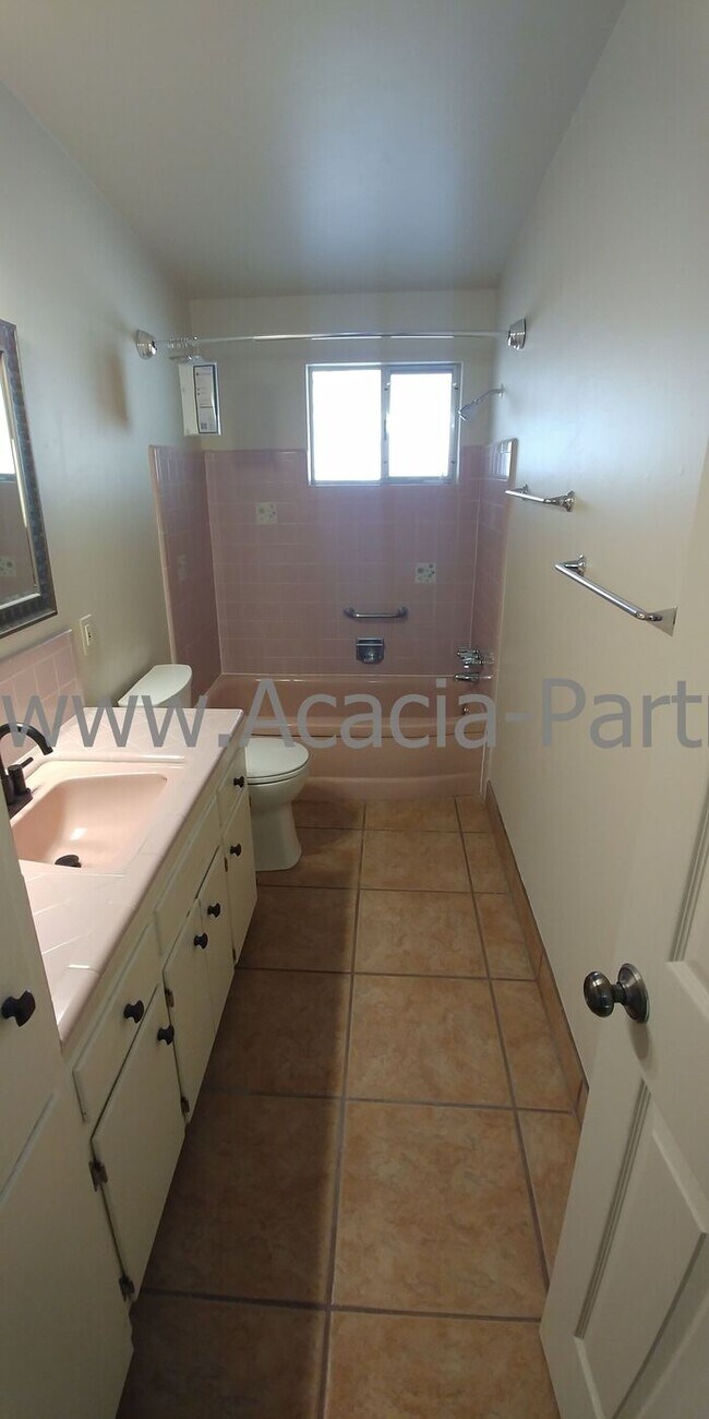 Building Photo - Centrally Located Three Bedroom/Two Bath Home