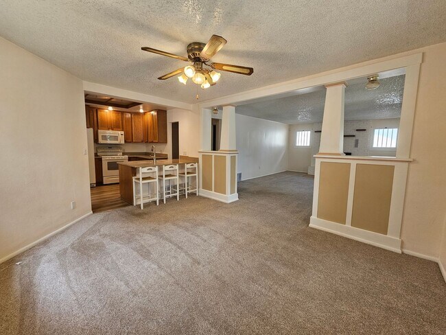 Building Photo - 3 Bed 1 Bath Charming Westside Retreat!!