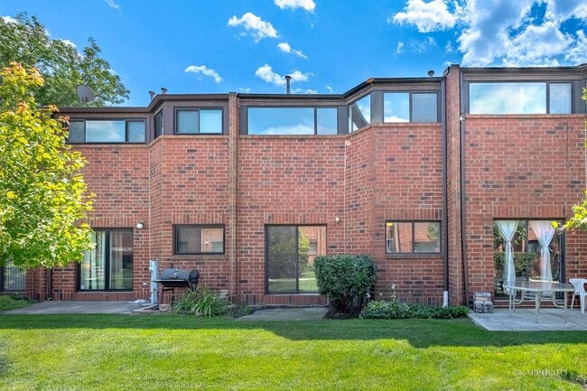Building Photo - 901 S Racine Ave