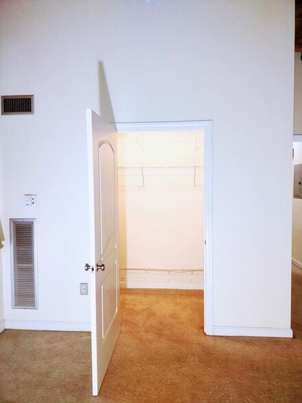 Building Photo - 52 Lawrence Dr