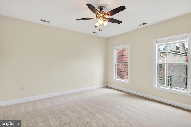 Building Photo - 322 N George Mason Dr