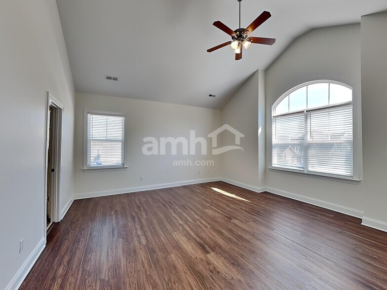 Building Photo - 8100 Lynwood Square