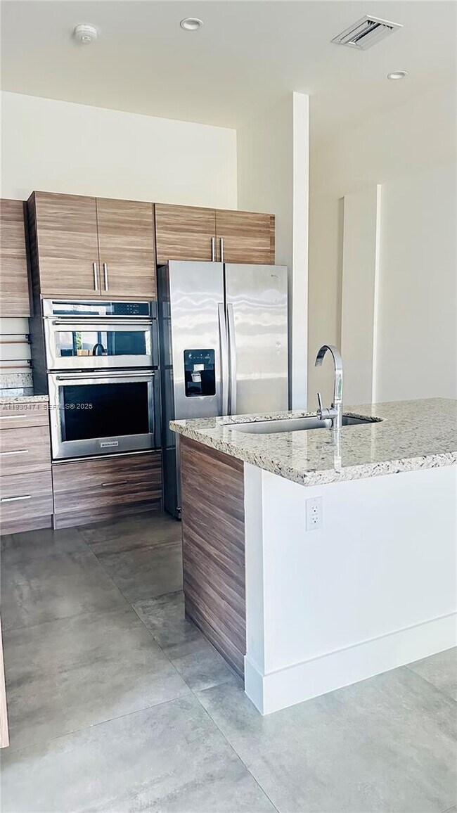 Building Photo - 3653 SW 25th St