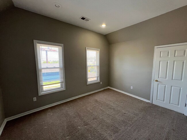Building Photo - Charming 3-Bedroom Home in Washington Weat...