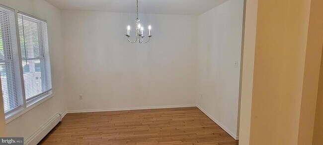 Building Photo - 2401 N Lakeshore Dr