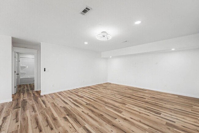 Building Photo - Deavila - Walnut Valley