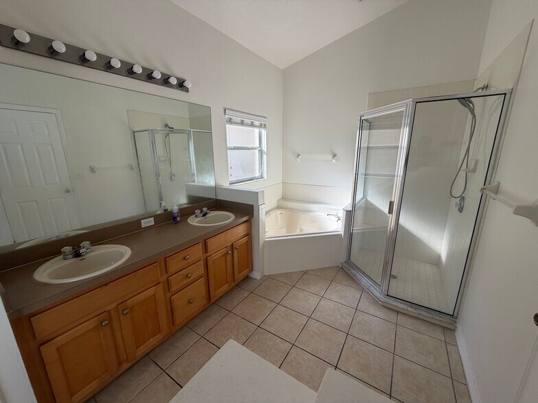 Building Photo - 5559 Pats Pt