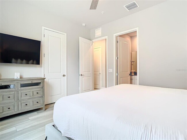 Building Photo - 7770 Sandy Ridge Dr