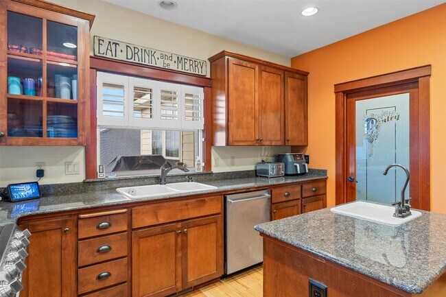 Building Photo - 69 Greenmoor Dr