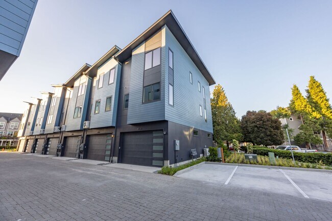Building Photo - 1716 SE Columbia River Dr
