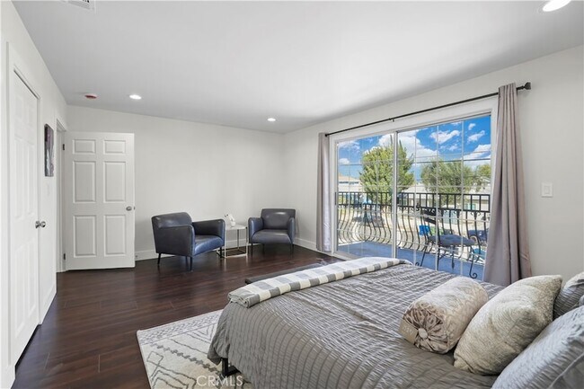 Building Photo - 7425 Vanalden Ave