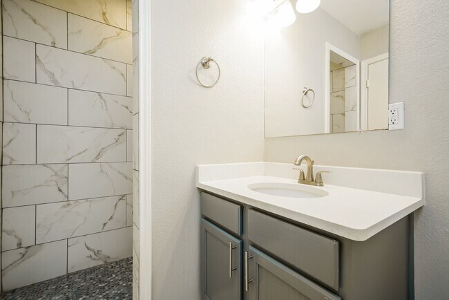 Building Photo - 513 N Wood St