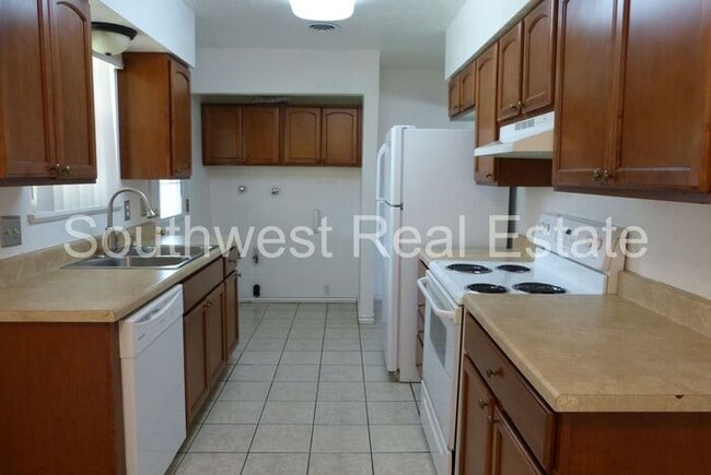 Building Photo - Lovely 3 bedroom 2 bath home