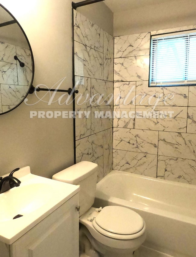 Building Photo - Newly Renovated Home in Oakhaven