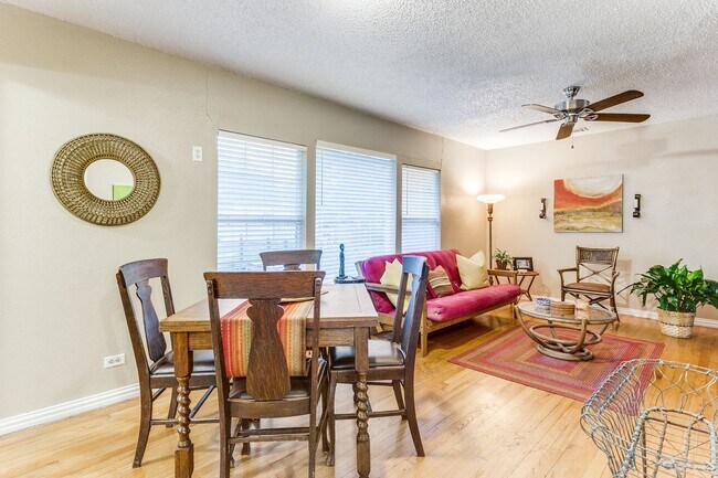 Building Photo - 2-BEDROOM DUPLEX IN WILSHIRE TERRACE