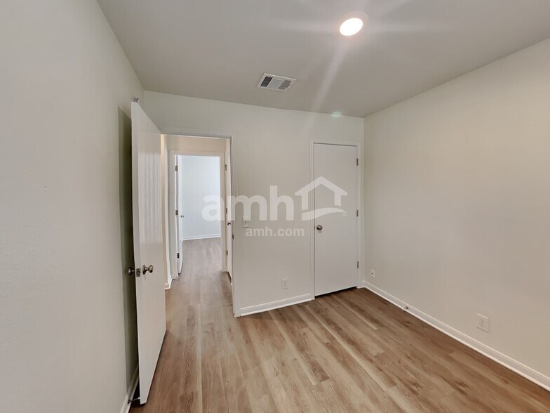 Building Photo - 110 Pony Cv