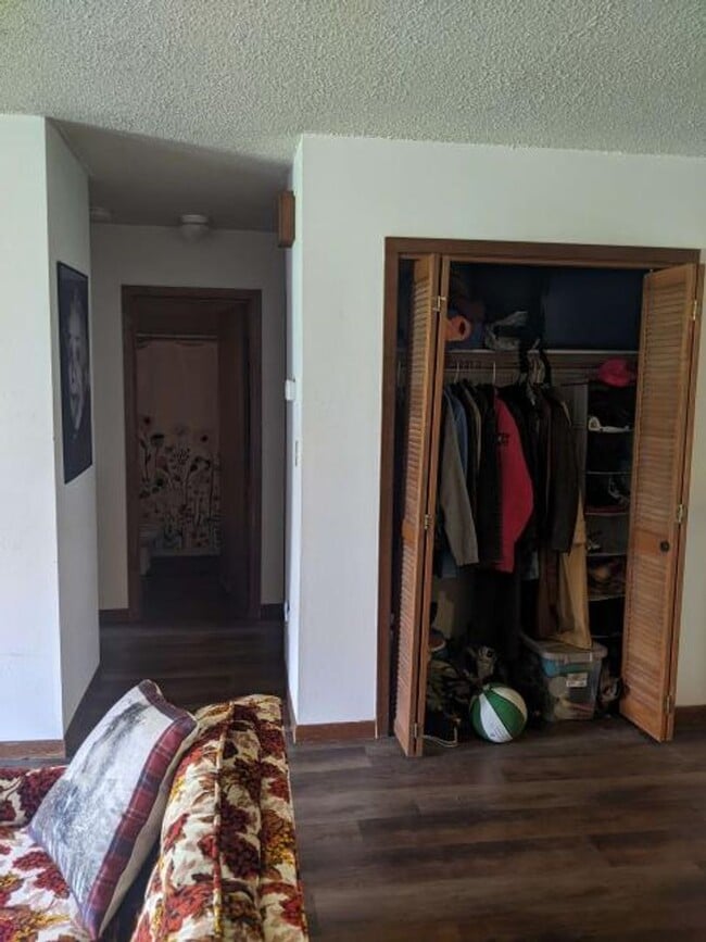 Building Photo - 3 Bedroom, 2 Bath Duplex in North Side Iowa City