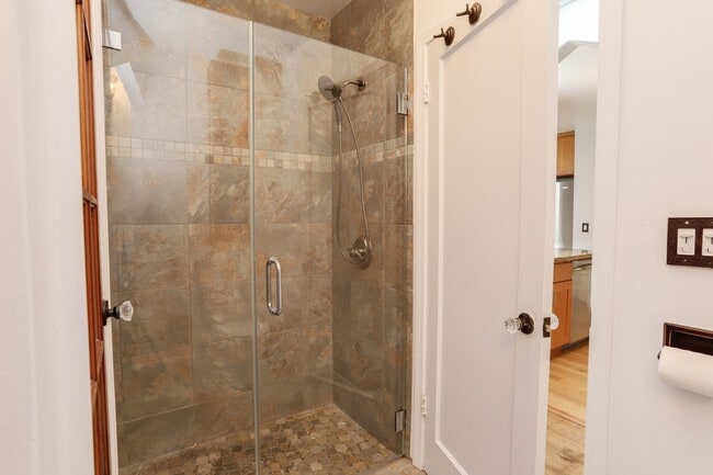 Building Photo - 3 Bed / 2 Bath Cayuga Terrace single family home with garage parking and private backyard. YouTub...