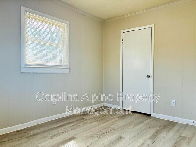 Building Photo - 409 Morton St