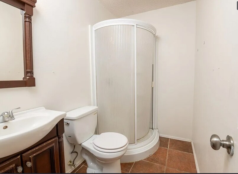 Master Bathroom - 3226 North St