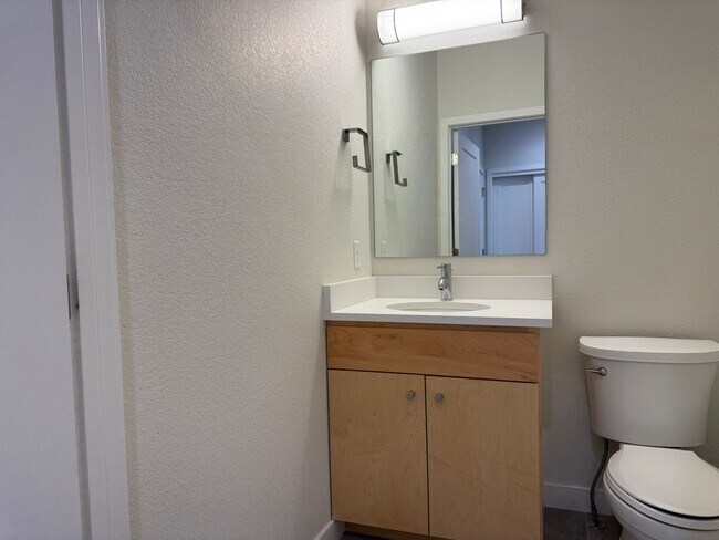 Building Photo - Fresh-Modern-Convenient 2/3/2 Twnhome