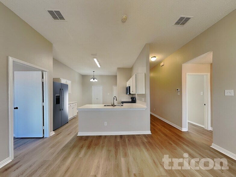 Building Photo - 923 McKavett Dr