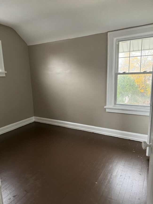 Building Photo - Bonus room