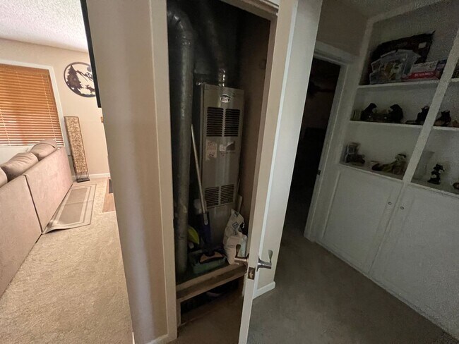 Building Photo - Fully furnished condo with pool