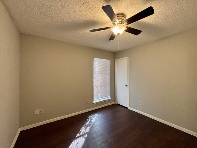 Building Photo - 15846 Blueridge Rd