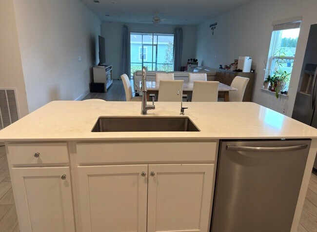 Building Photo - 450 Kingbird Dr