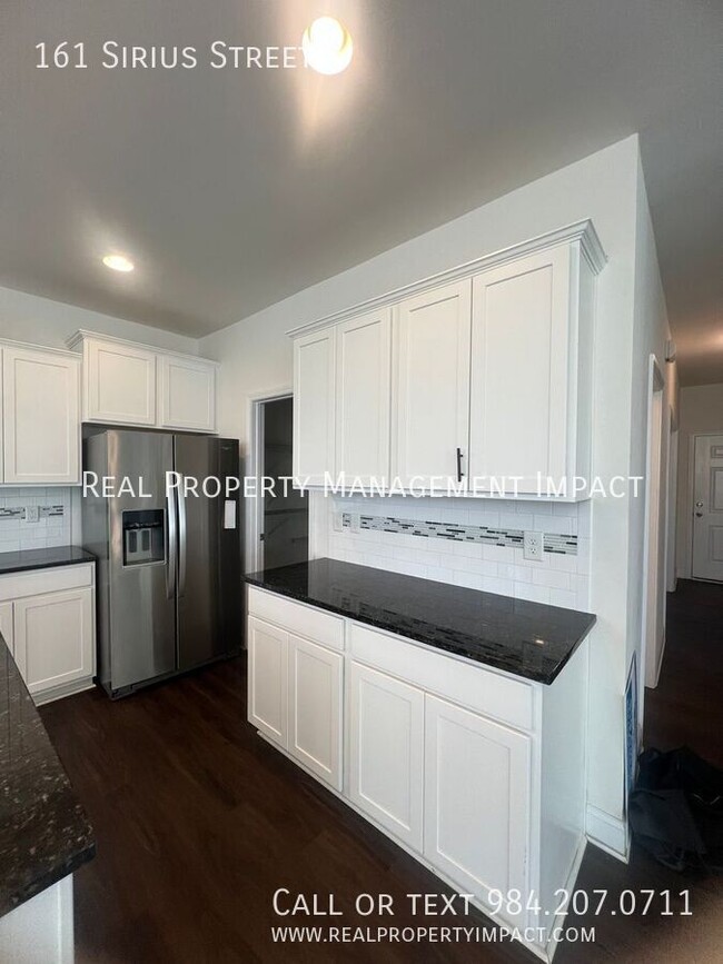 Building Photo - Spacious 3 Bedroom 2.5 Bathroom Modern Hom...