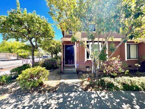 Building Photo - Delightful End Unit Townhome with Washer/D...