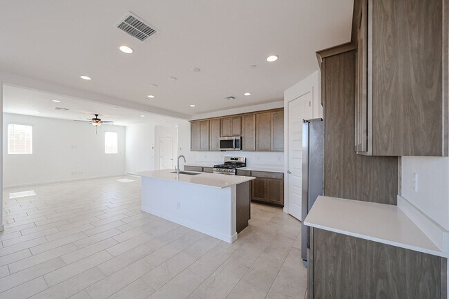 Building Photo - 4-Bedroom Home in Mystic at Lake Pleasant