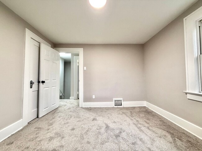 Building Photo - 4 Bedroom House