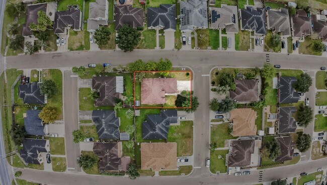 Building Photo - 3 Bed/2.5 Bath/2 Car Garage off Bass Blvd. in Harlingen
