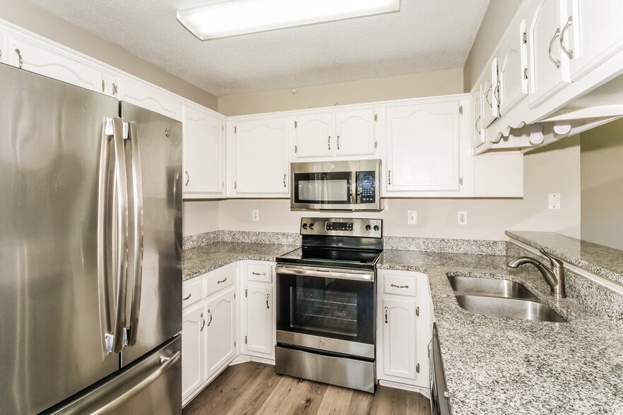 Building Photo - 7550 Roundleaf Dr