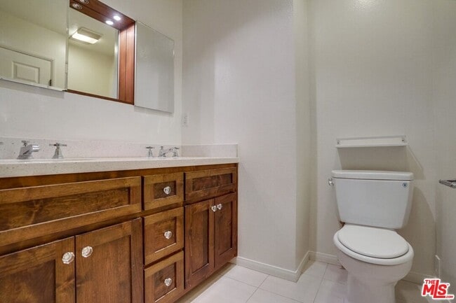 Building Photo - 852 N Poinsettia Pl