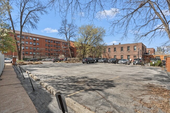 Building Photo - Charming Central West End 1-Bedroom Near Forest Park & WashU!