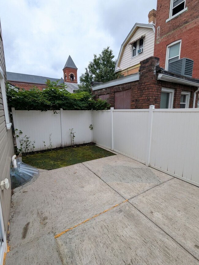 Building Photo - Spacious 2 Bedroom, 2.5 Bathroom Single Family Home (South Side Flats)