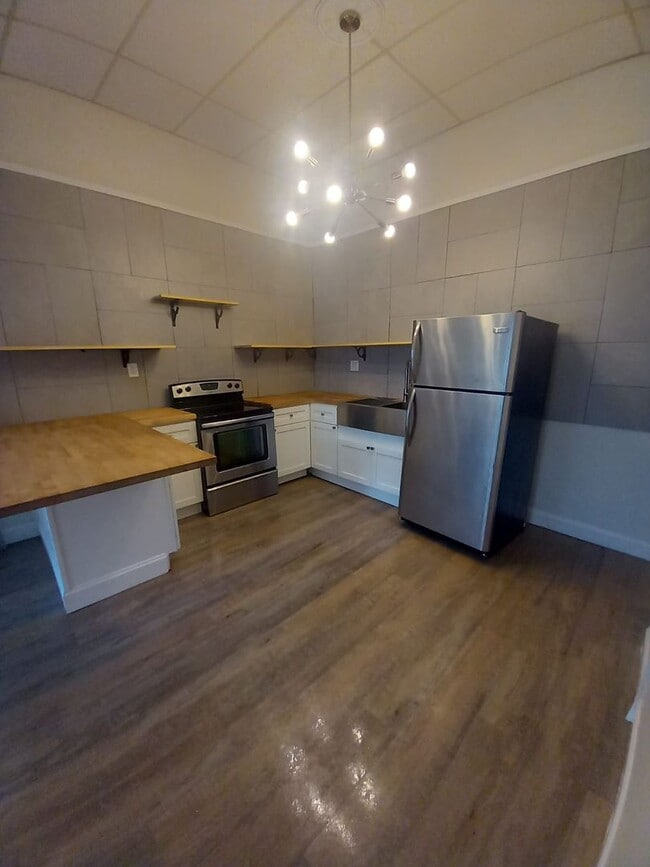 Building Photo - 330 N 5th St