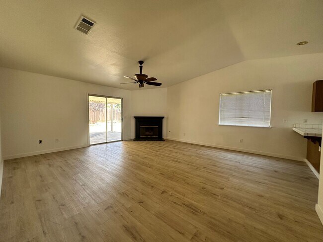 Building Photo - NW Visalia Home Coming Soon!